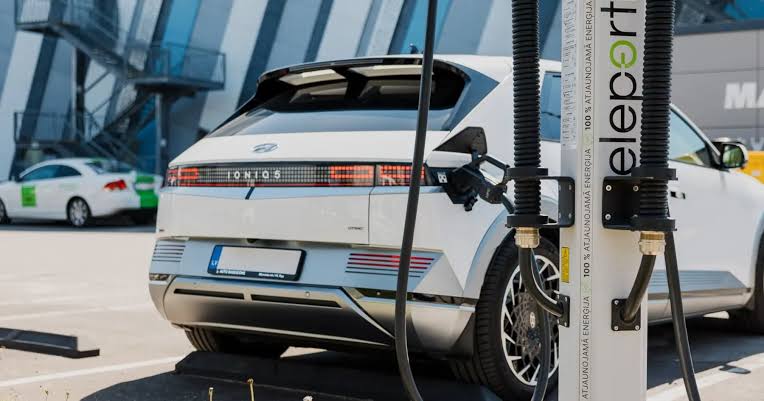 Electric Vehicle Battery Systems: From Cells to Complete Powertrain